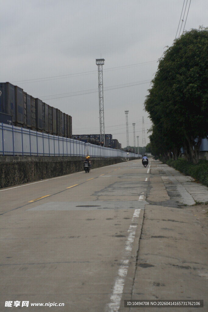 工厂外的空旷道路场景