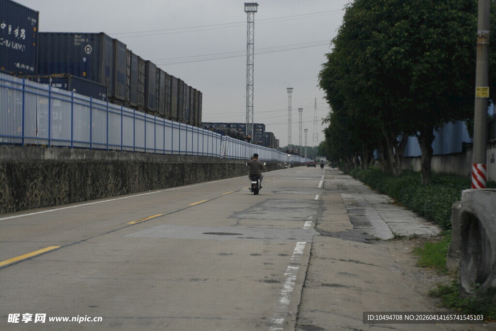 空旷道路上的骑行者