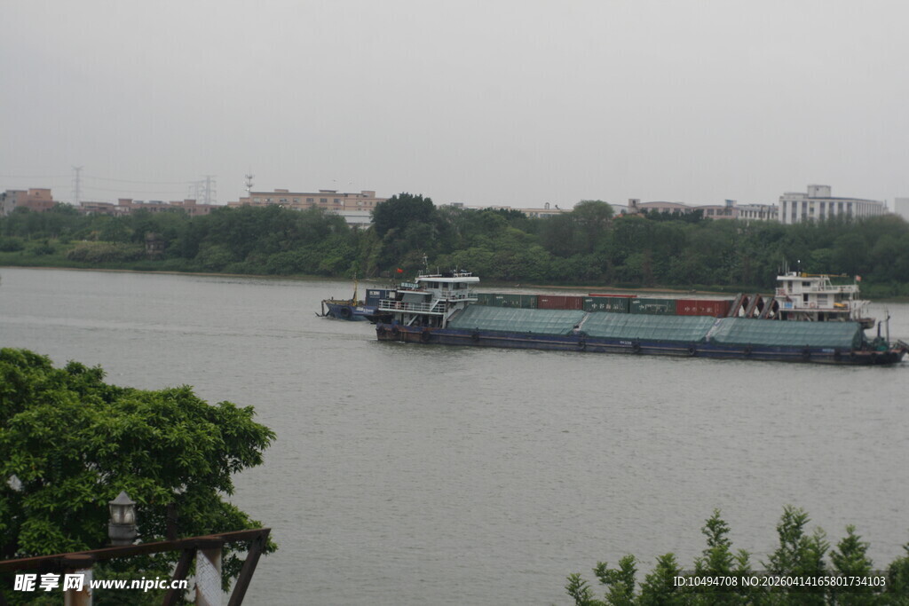 江上货船风景