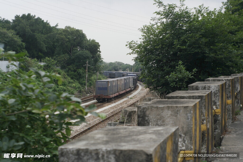 铁轨旁穿行的列车