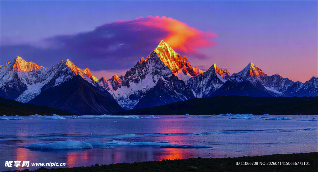 壮丽雪山湖畔的日照金山