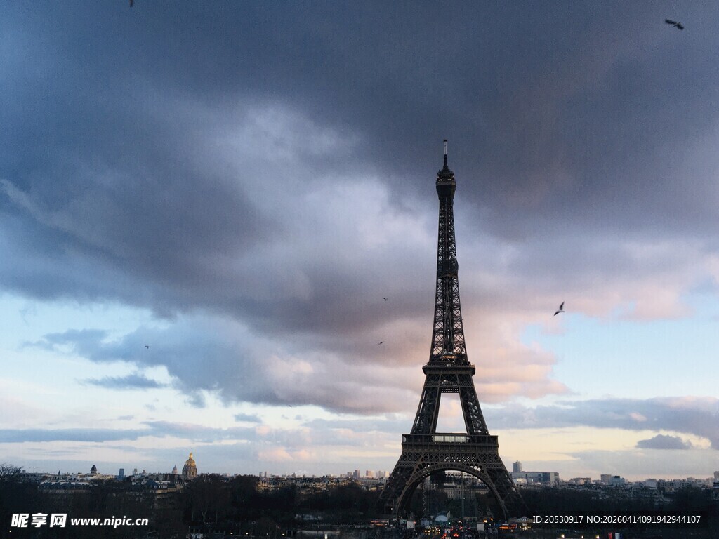 巴黎埃菲尔铁塔城市景观黄昏
