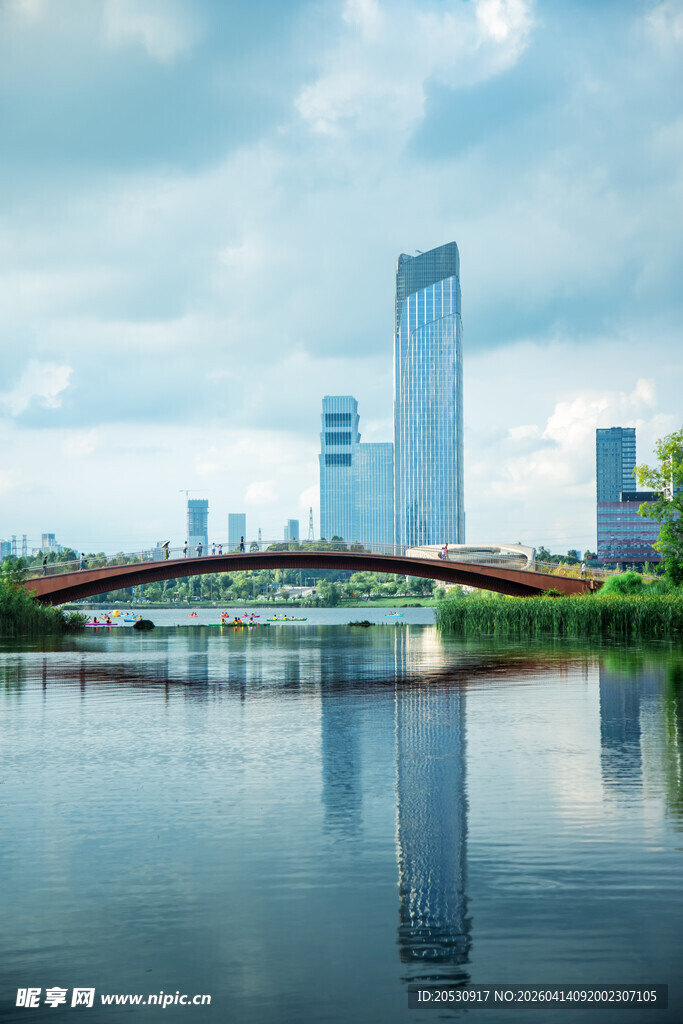 现代城市成都兴隆湖河流桥梁景观