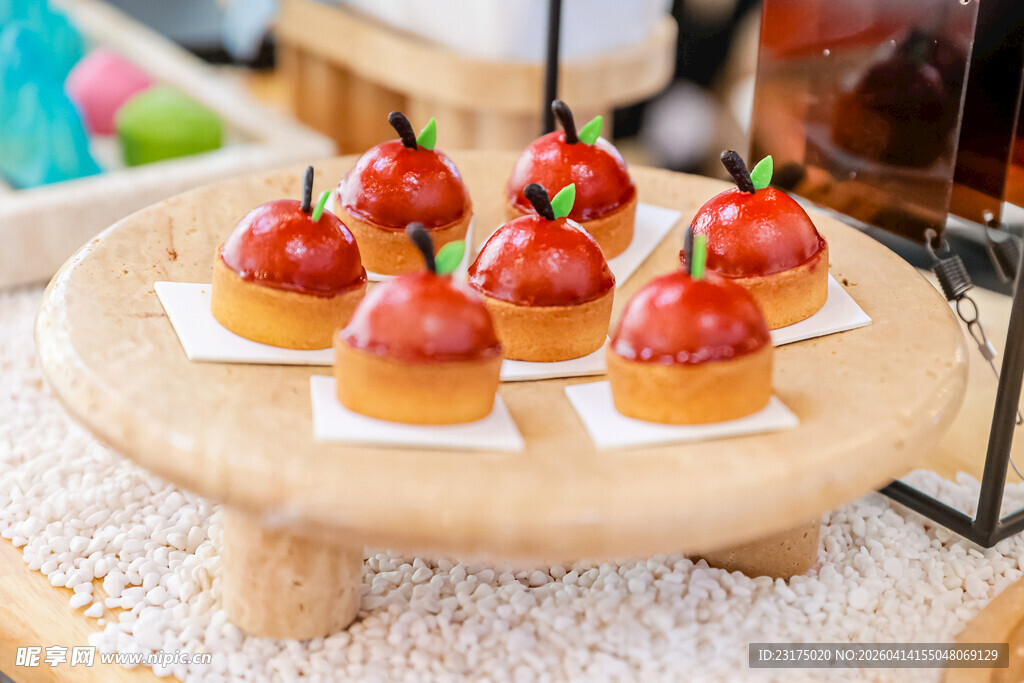 红色甜品摆台高清图片
