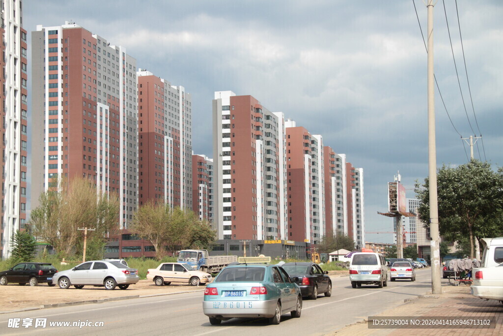 城市街道旁的高楼建筑群