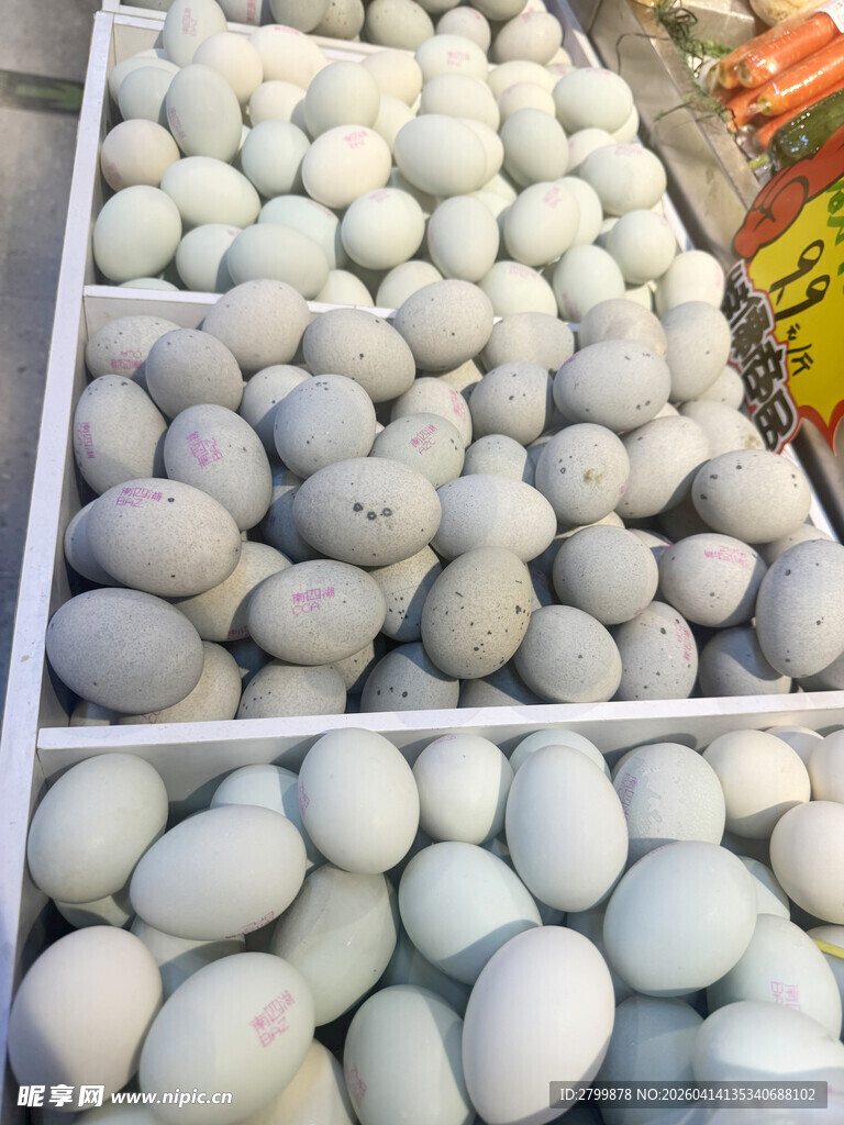 货架上摆放的大量蛋类