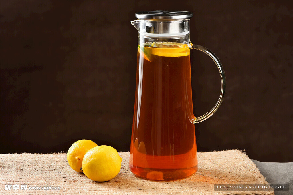 玻璃壶装的柠檬红茶