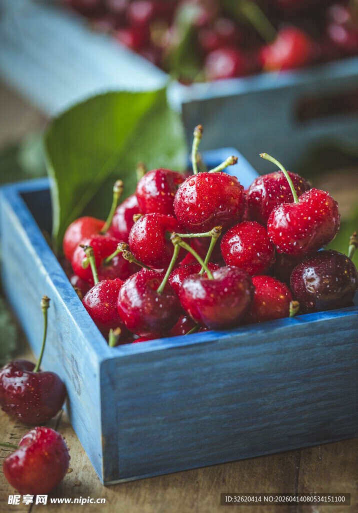 蓝盒中饱满鲜红的樱桃