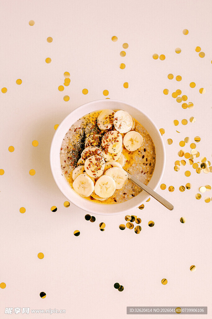 美味谷物早餐配香蕉