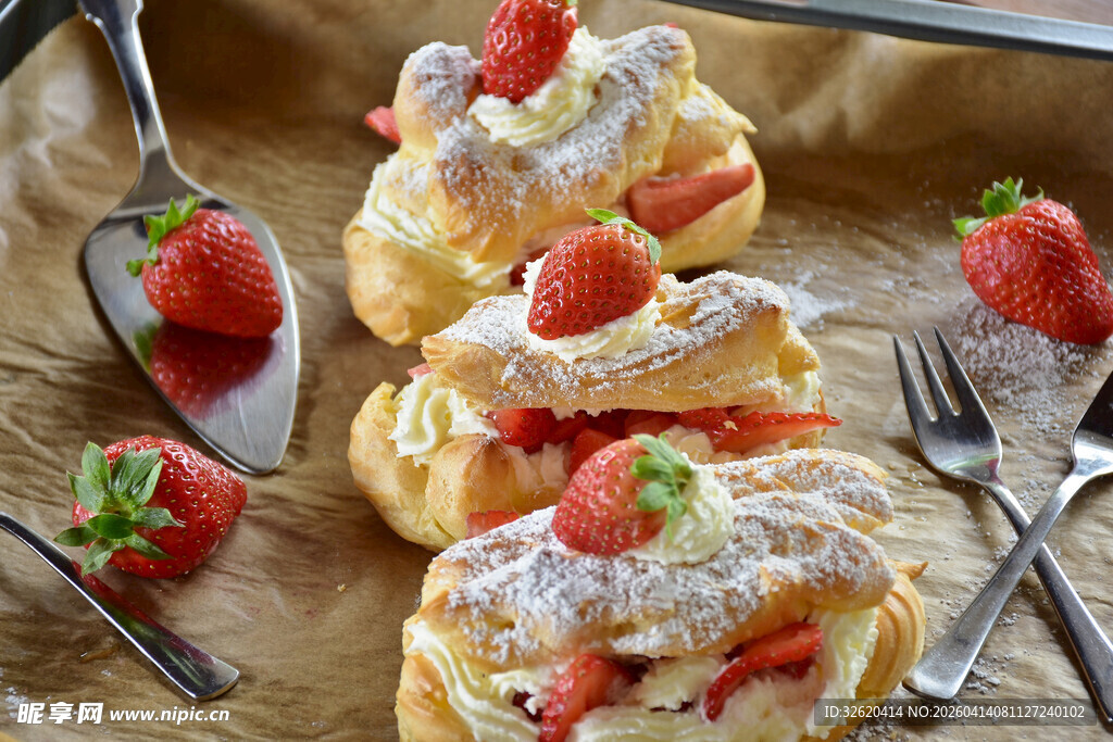 草莓奶油泡芙甜点美食