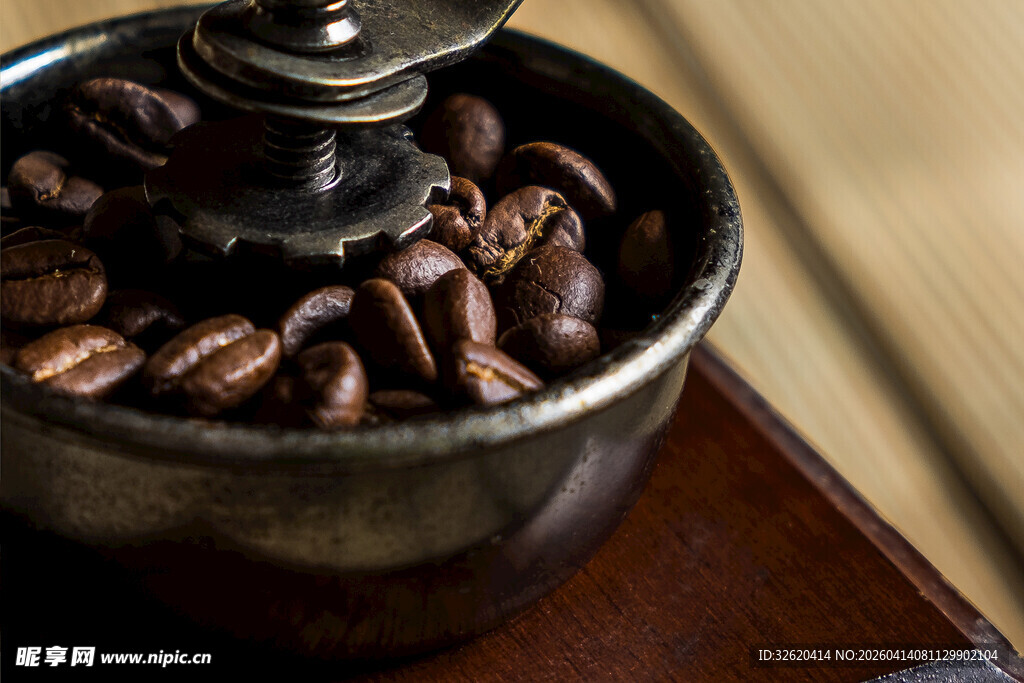 复古咖啡研磨器与咖啡豆