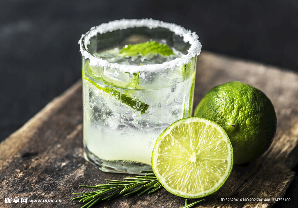 青柠迷迭香鸡尾酒饮品