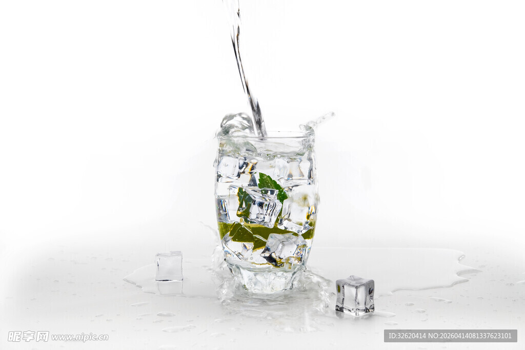 冰块入水玻璃杯溅起水花