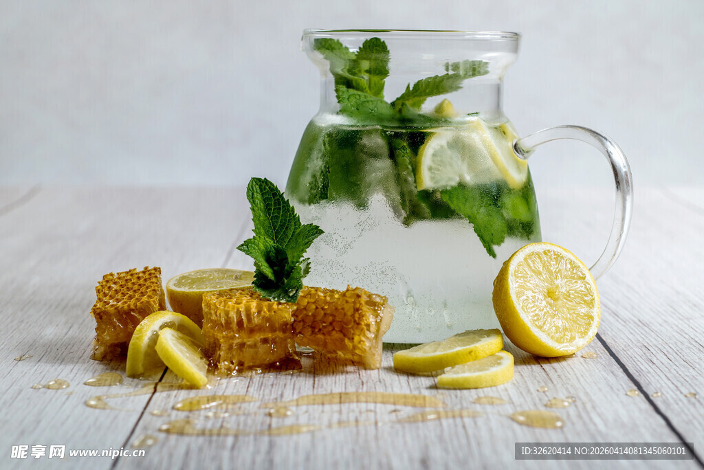清凉柠檬薄荷蜂蜜水饮品