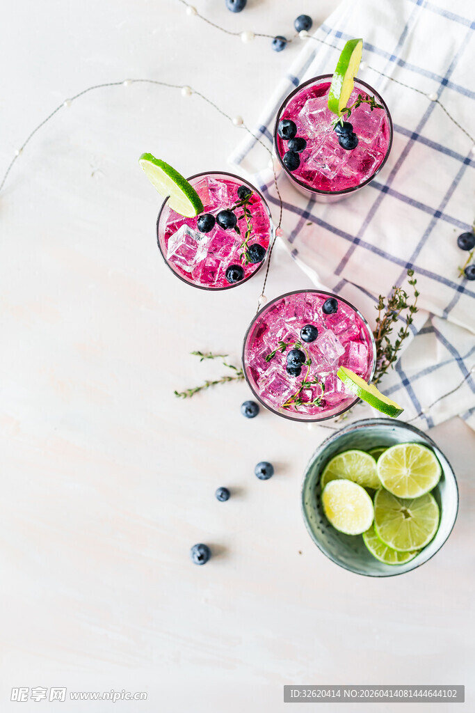 美味浆果饮品与清新青柠