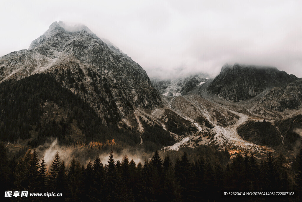云雾缭绕的壮丽山景
