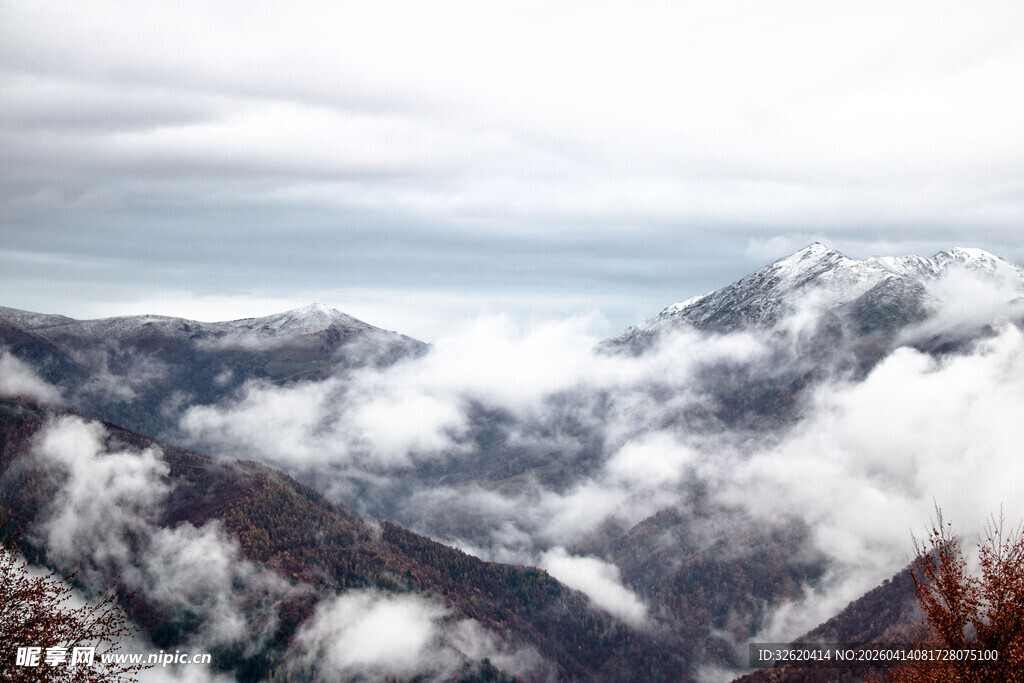 云雾缭绕的壮丽山峦