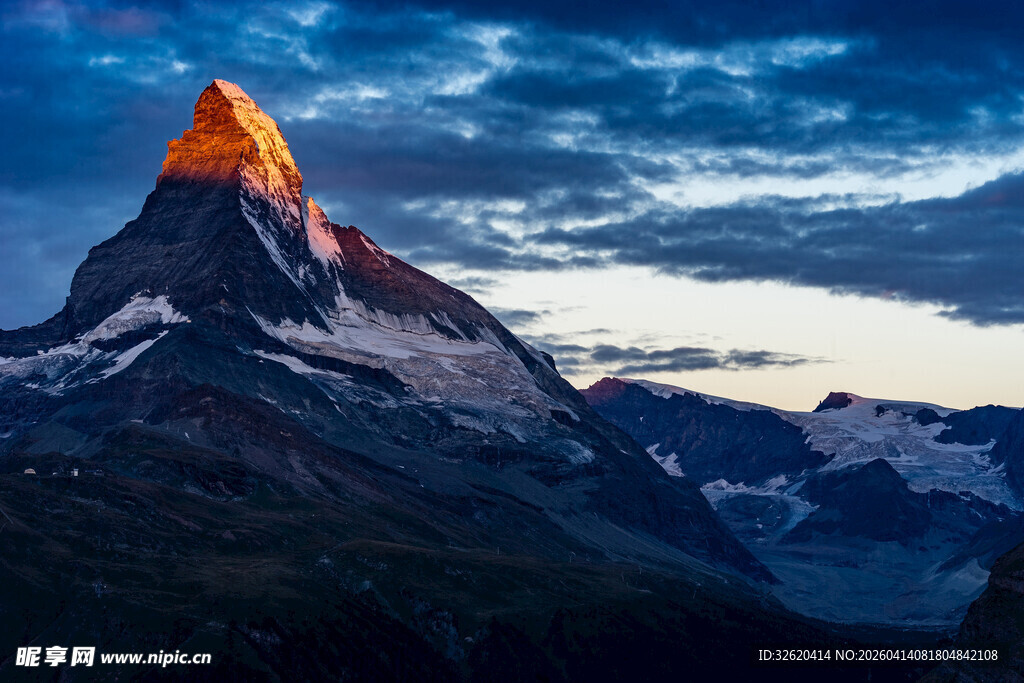 壮丽山峰在黄昏下闪耀
