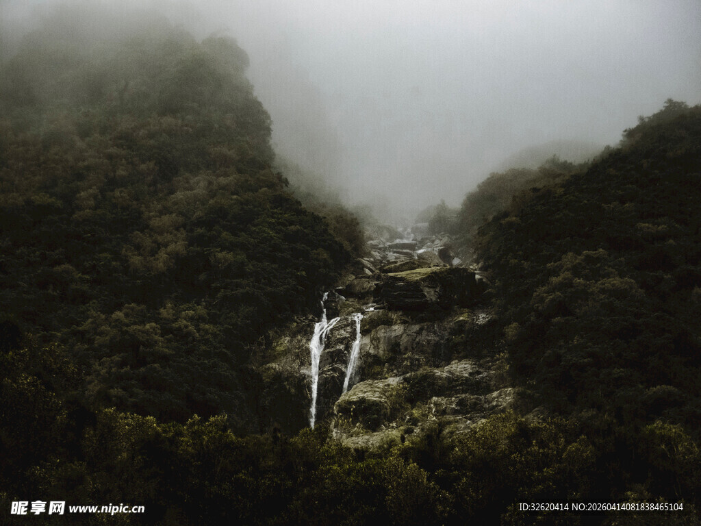 山间云雾缭绕的隐秘瀑布