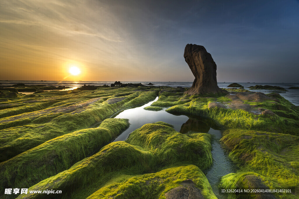 夕阳下的奇特地貌景观