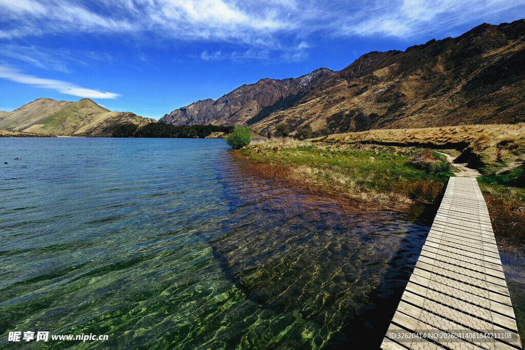 湖畔木栈道美景