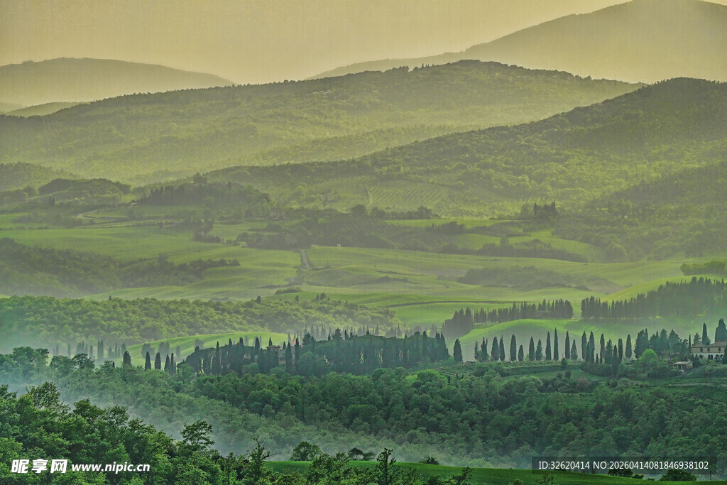山峦叠翠的绿色自然景观