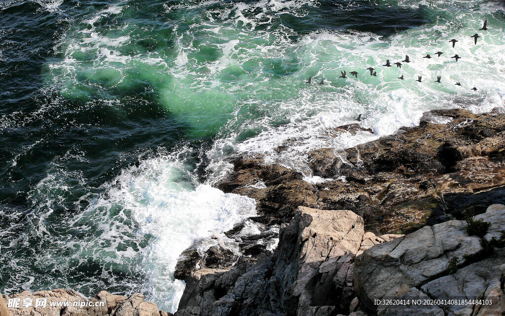 海浪拍击海岸礁石景观