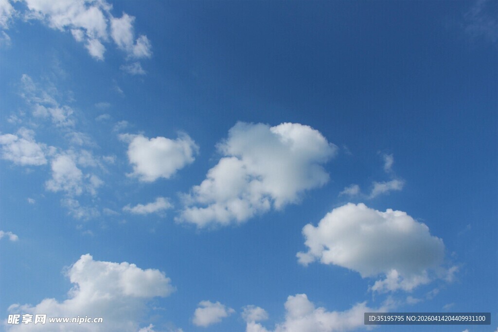 蓝天飘白云