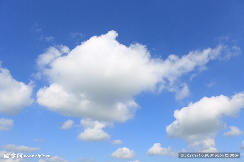 蓝天飘白云