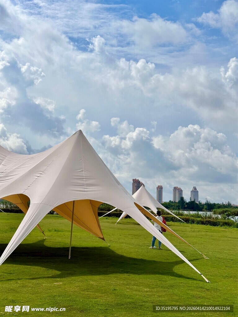 户外草地白色帐篷景观