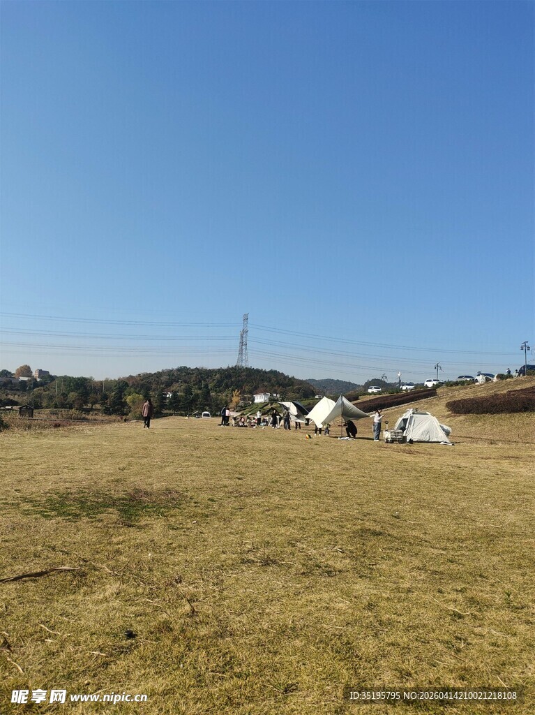 草原上的白色帐篷景观