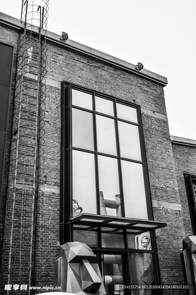 复古砖墙建筑的大玻璃窗