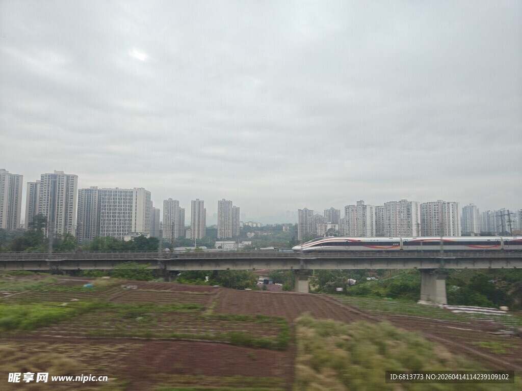 城市近郊田野与高楼景观