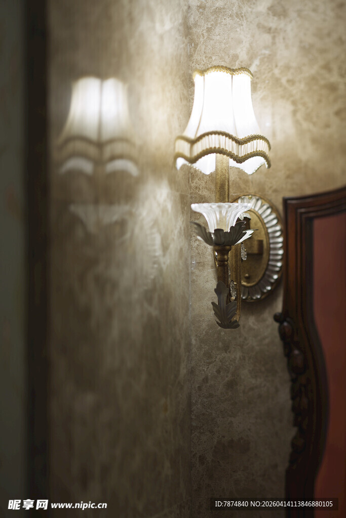 复古壁灯照亮温馨角落