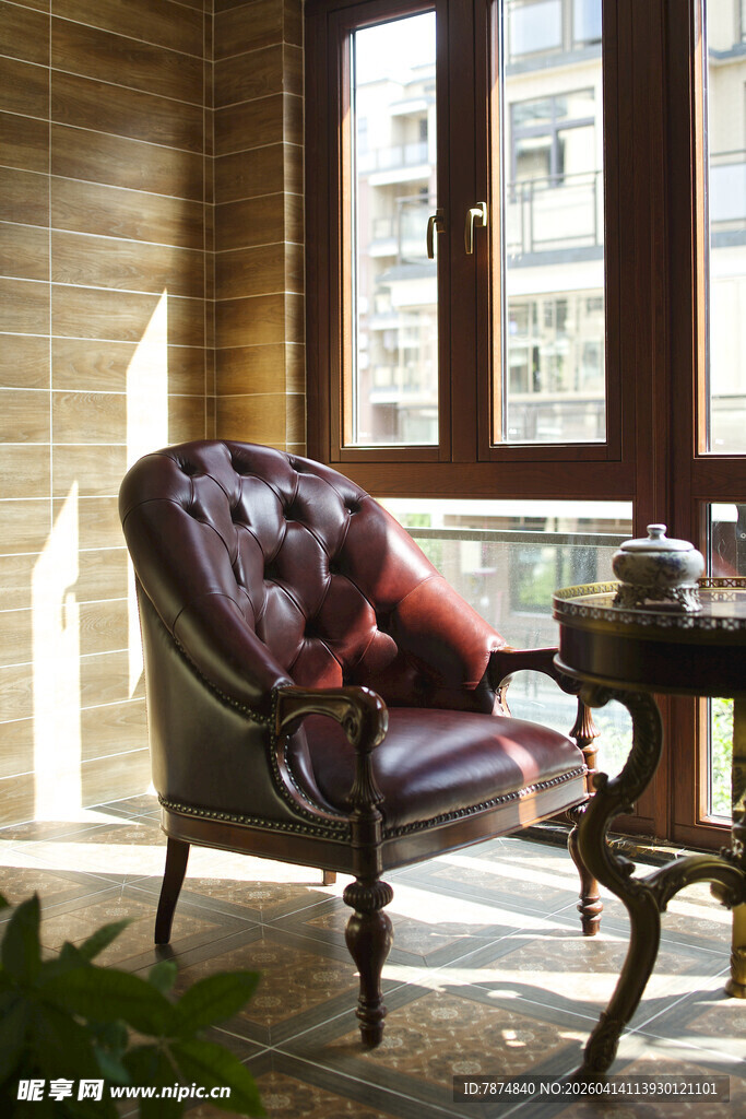 复古真皮座椅与窗边景致