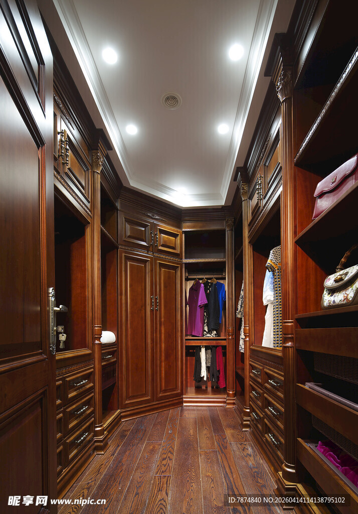 豪华木质衣帽间内部展示