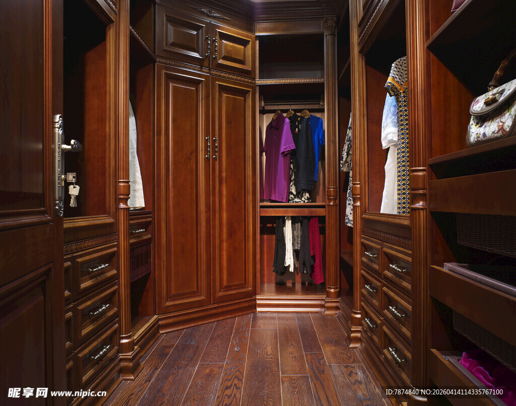豪华木质衣帽间内部展示