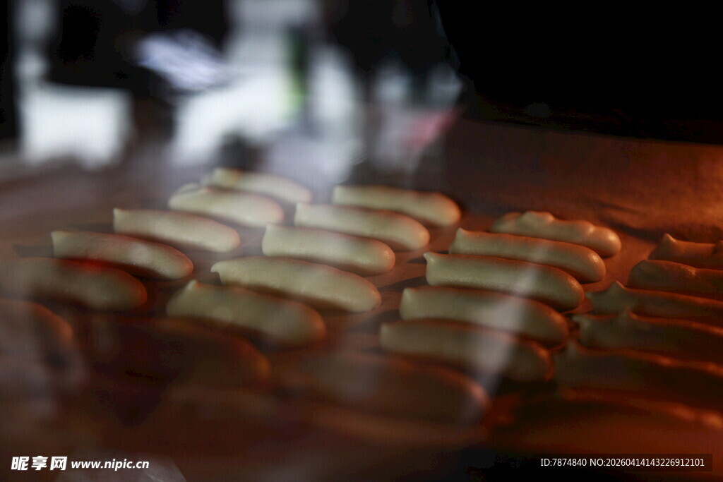 整齐排列的美味切片面包