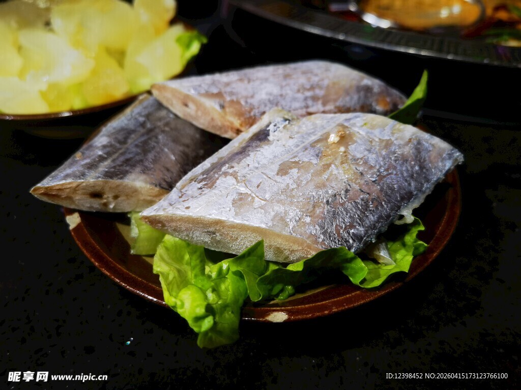 新鲜海鱼摆放在生菜上