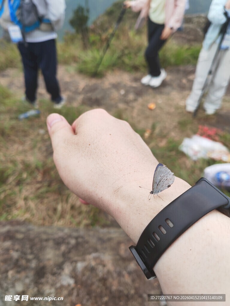 手腕配饰特写 人群在背景