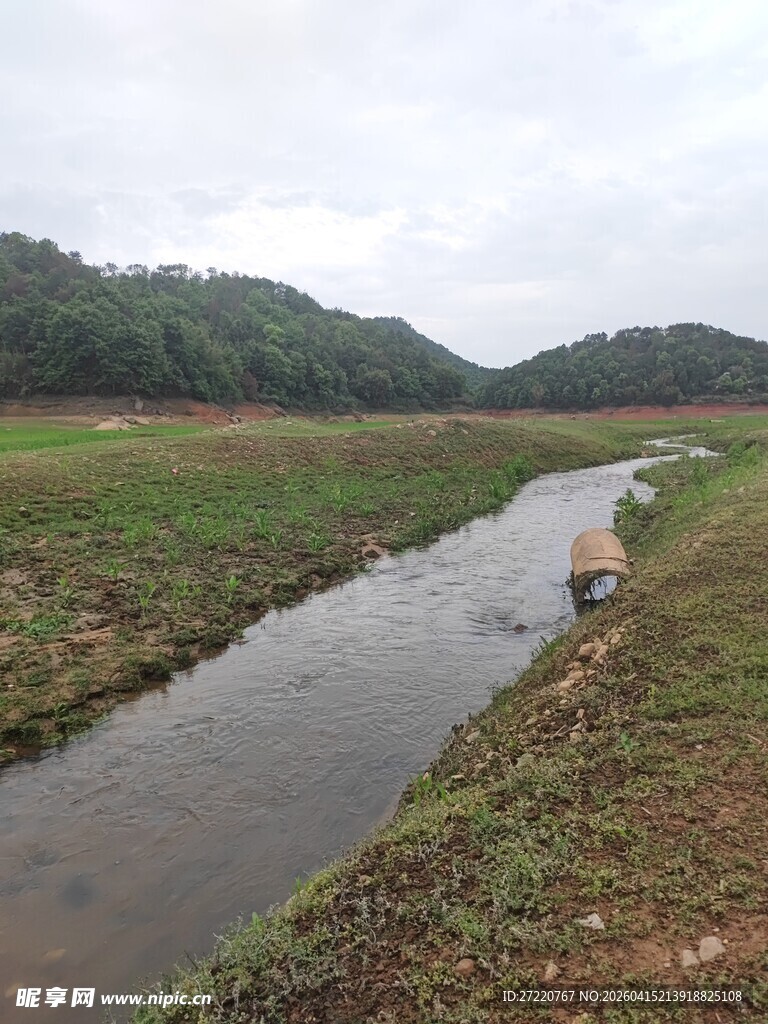 乡村小河边的宁静景致