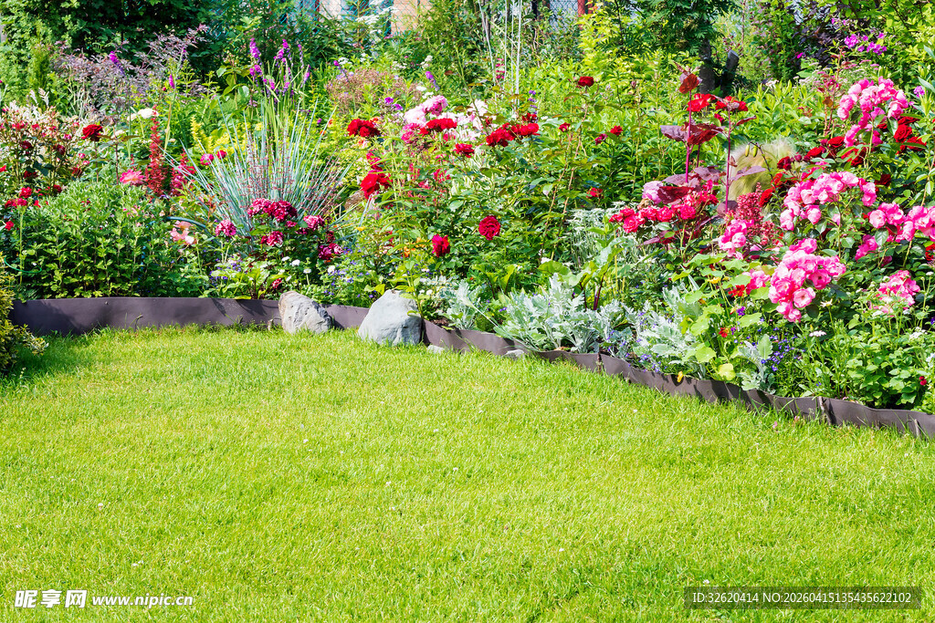 美丽花园中的翠绿草坪