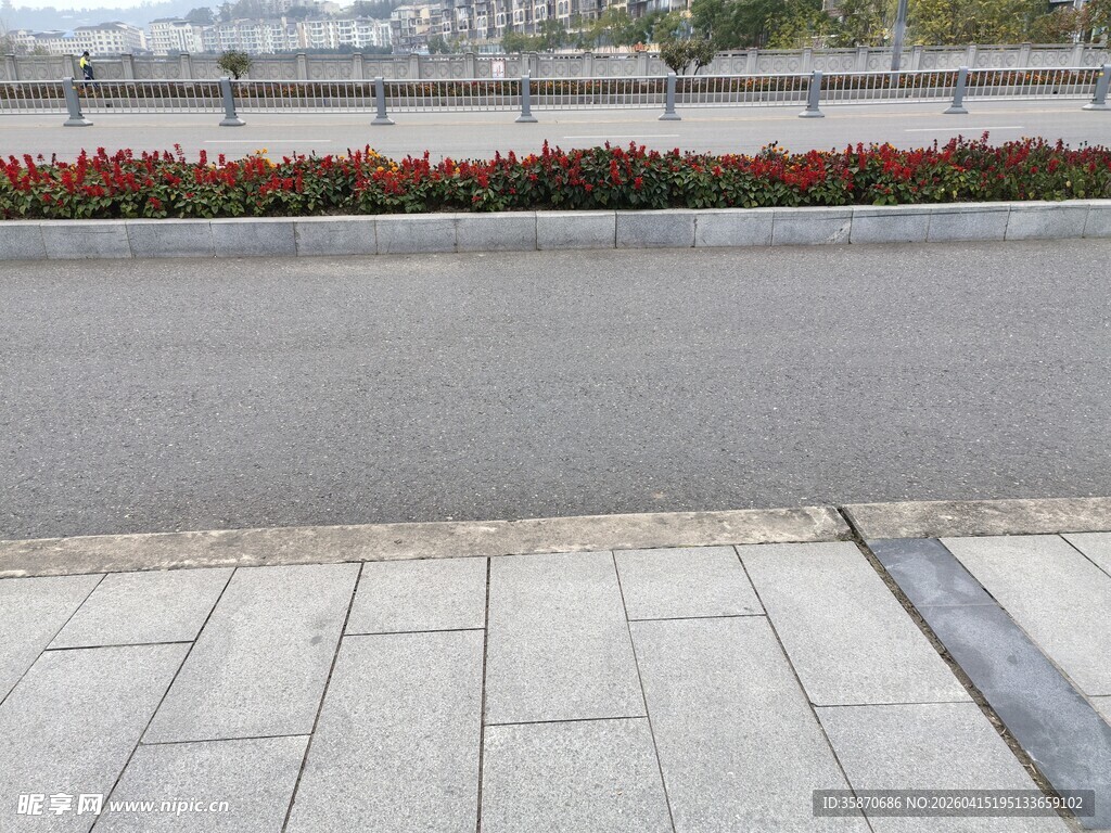 城市街道旁的砖石路面景观