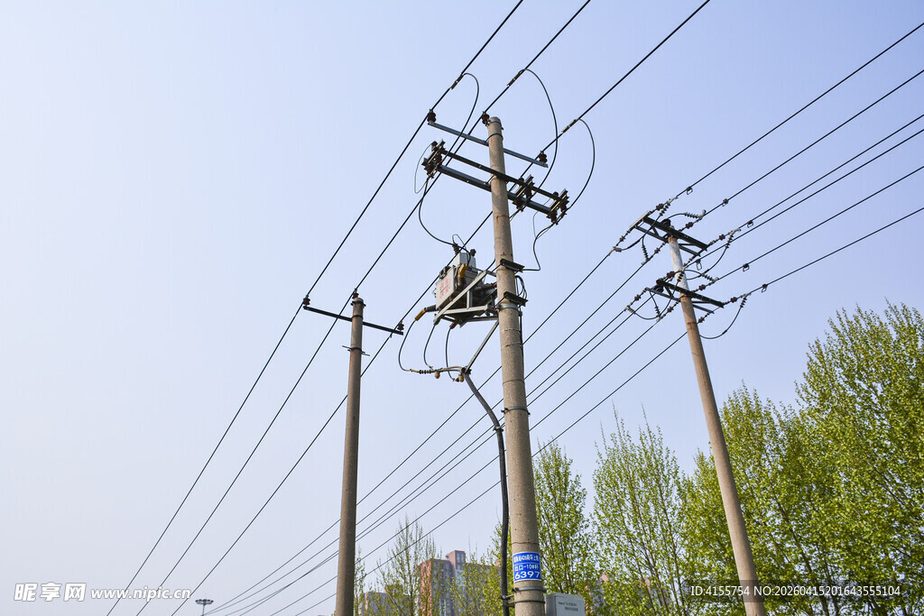 户外电线杆与交错电线