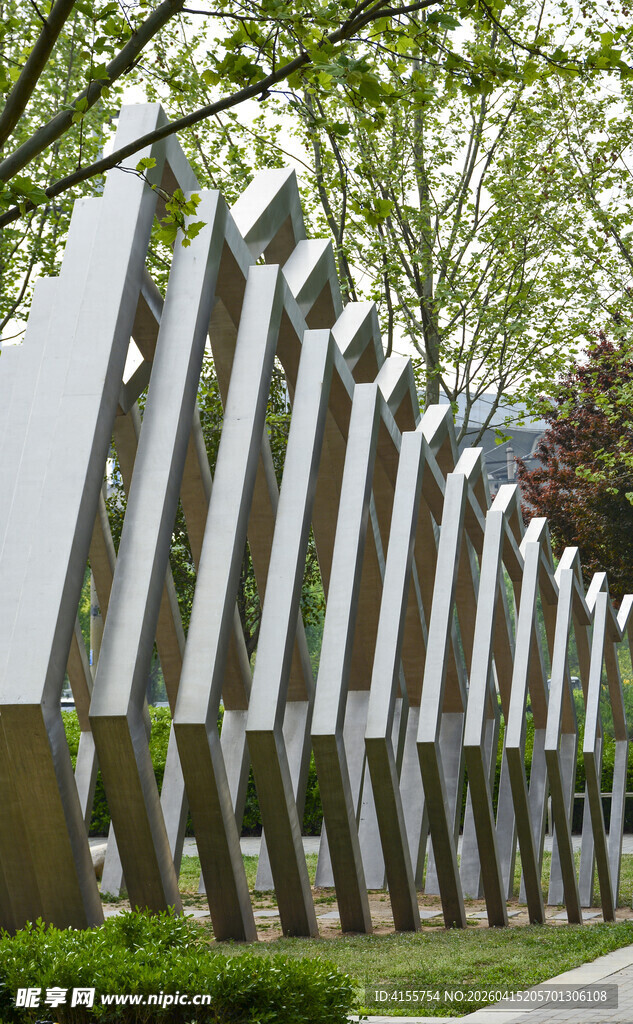 现代金属柱状艺术景观