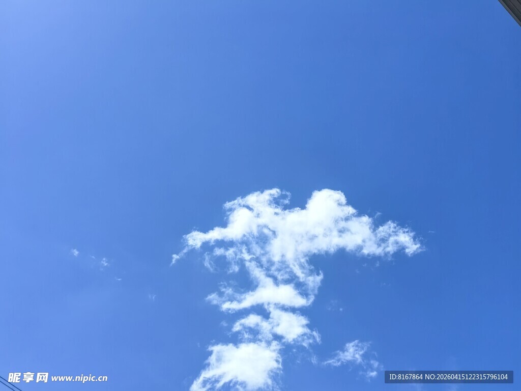 蓝天下的独特云朵