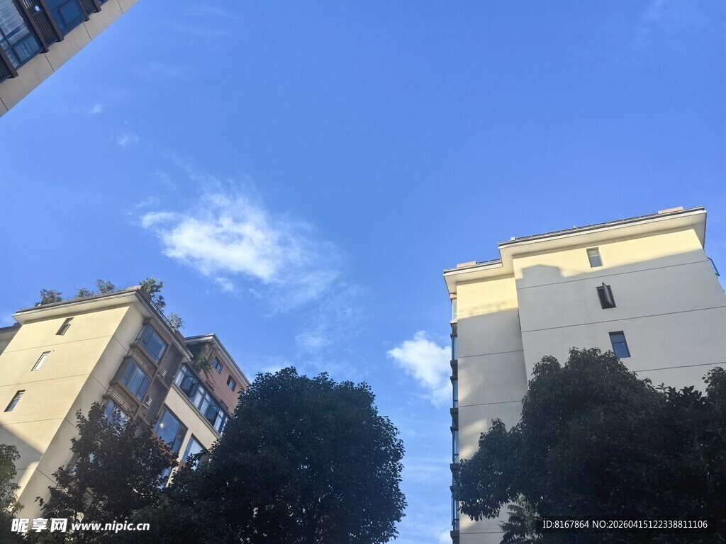 蓝天白云下的城市建筑