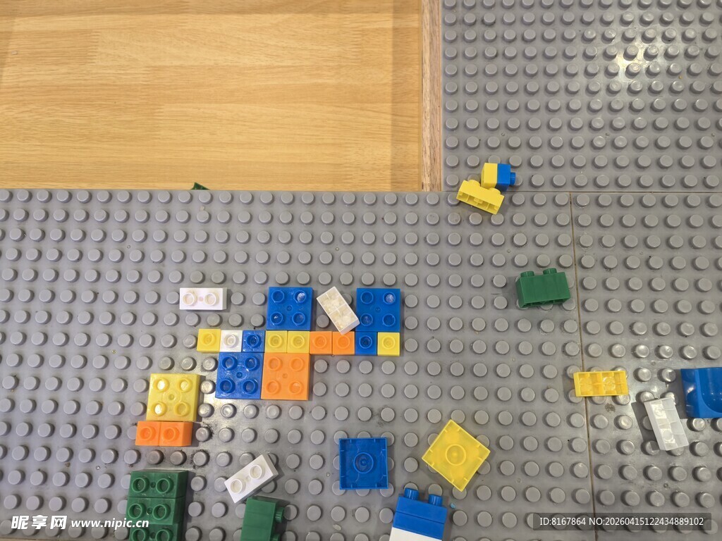 散落的彩色乐高积木