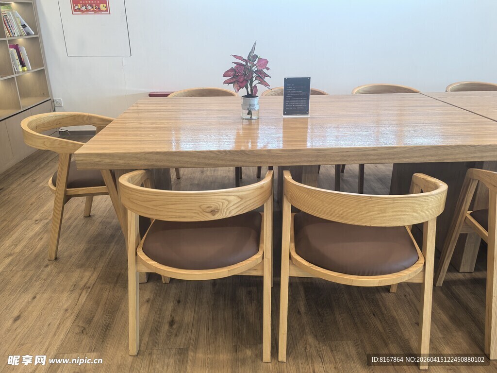 简约木质餐桌椅组合场景