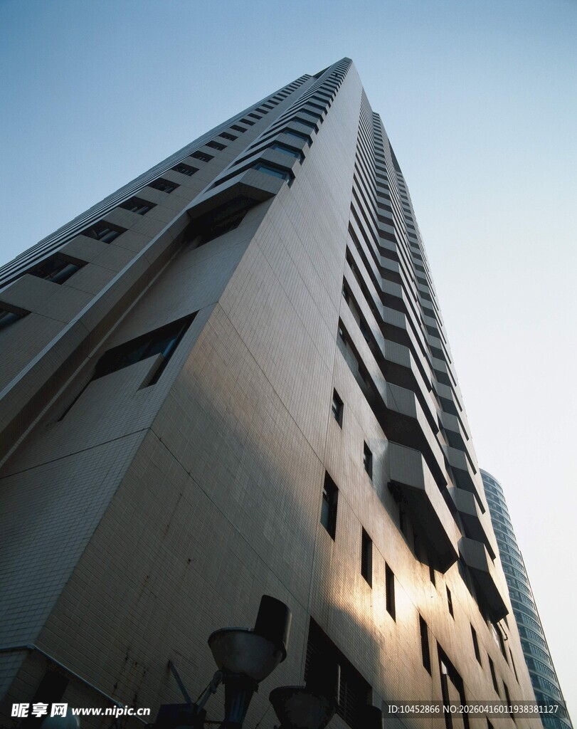 高耸入云的现代摩天大楼